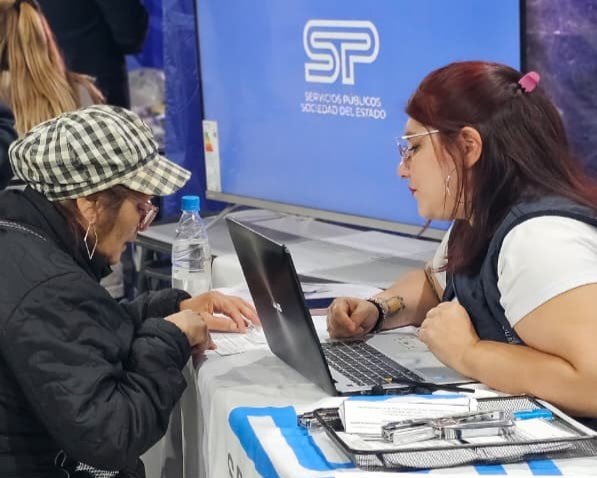 Con la participación de Servicios Públicos, el Gobierno provincial traslada trámites y servicios públicos al Barrio Evita