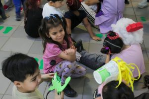Realizaron una jornada recreativa de peinados locos en el Jardín de Infantes N° 45 de Río Turbio
