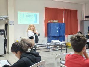 Educación continúa trabajando en las escuelas con la guía “Escuelas que acompañan en comunidad”