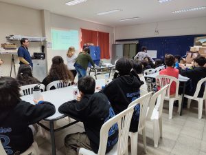 Educación continúa trabajando en las escuelas con la guía “Escuelas que acompañan en comunidad”