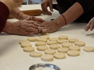Se realizó taller de pastelería para Adultos Mayores en Recuerdos Compartidos