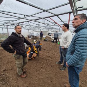Hugo Garay recorrió una chacra productiva en Los Antiguos y destacó su crecimiento
