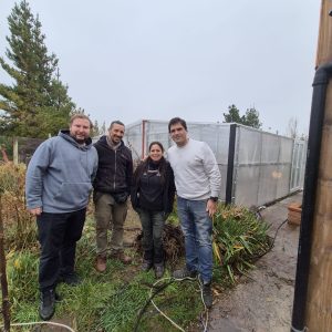 Hugo Garay recorrió una chacra productiva en Los Antiguos y destacó su crecimiento