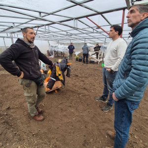 Hugo Garay recorrió una chacra productiva en Los Antiguos y destacó su crecimiento