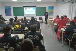 Capacitan a fuerzas de seguridad para fortalecer los controles en aeropuertos de Santa Cruz