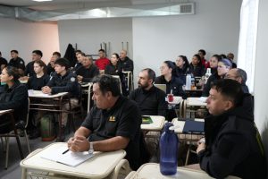 Capacitan a fuerzas de seguridad para fortalecer los controles en aeropuertos de Santa Cruz