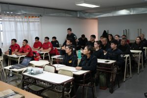 Capacitan a fuerzas de seguridad para fortalecer los controles en aeropuertos de Santa Cruz