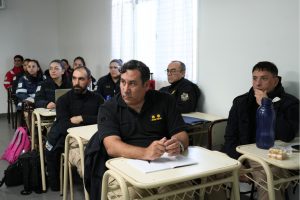 Capacitan a fuerzas de seguridad para fortalecer los controles en aeropuertos de Santa Cruz