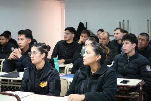 Capacitan a fuerzas de seguridad para fortalecer los controles en aeropuertos de Santa Cruz