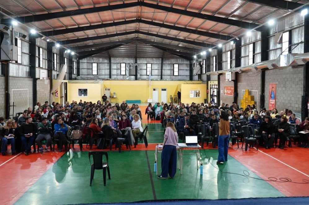 Educación presentó la Guía “Escuelas Que Acompañan en Comunidad” en Caleta Olivia