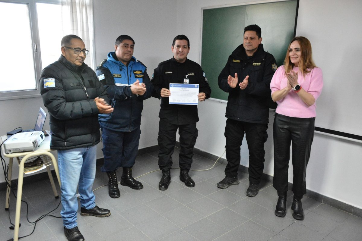 30 agentes recibieron formación para fortalecer la seguridad aeroportuaria y avanzar con nuevos vuelos regionales