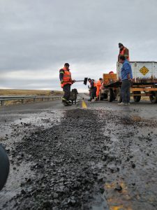 Vialidad Provincial realiza tareas de bacheo sobre la Ruta Nacional N° 40