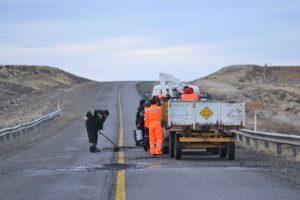 Vialidad Provincial realiza tareas de bacheo sobre la Ruta Nacional N° 40