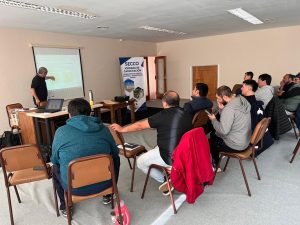 Trabajadores se perfeccionaron en operación técnica, mantenimiento de motores generadores y seguridad laboral en baja tensión.