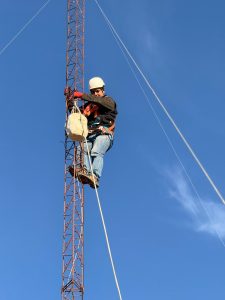 Servicios Públicos coordino el desmontaje seguro de una torre en desuso
