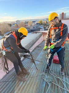 Servicios Públicos coordino el desmontaje seguro de una torre en desuso