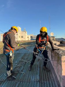 Servicios Públicos coordino el desmontaje seguro de una torre en desuso