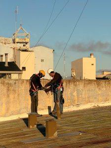 Servicios Públicos coordino el desmontaje seguro de una torre en desuso