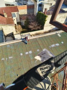 Servicios Públicos coordino el desmontaje seguro de una torre en desuso
