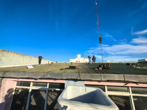 Servicios Públicos coordino el desmontaje seguro de una torre en desuso