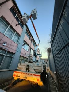 Servicios Públicos coordino el desmontaje seguro de una torre en desuso