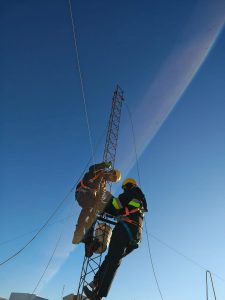 Servicios Públicos coordino el desmontaje seguro de una torre en desuso