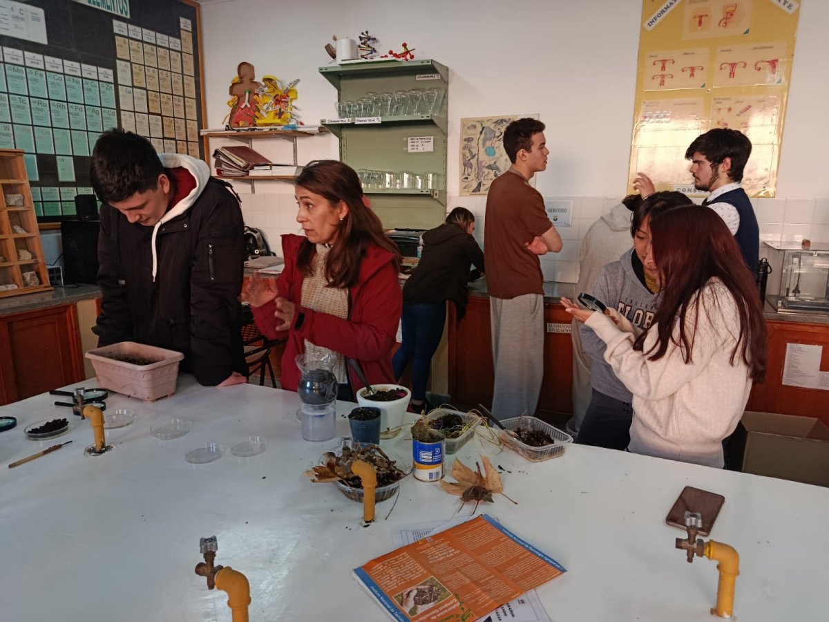 Gobernador Gregores se sumó a la campaña provincial “Compostando en Otoño” con talleres para estudiantes