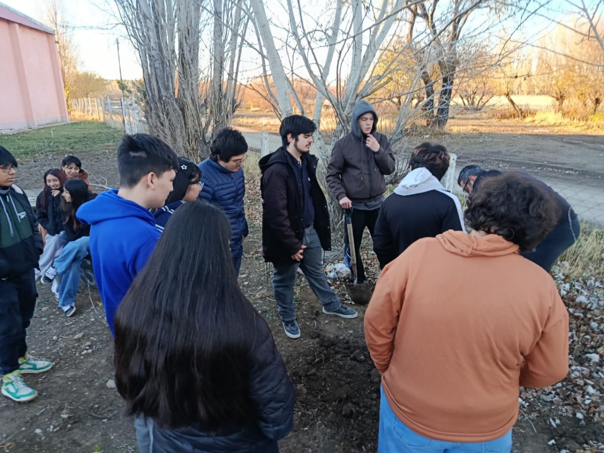 Gobernador Gregores se sumó a la campaña provincial “Compostando en Otoño” con talleres para estudiantes