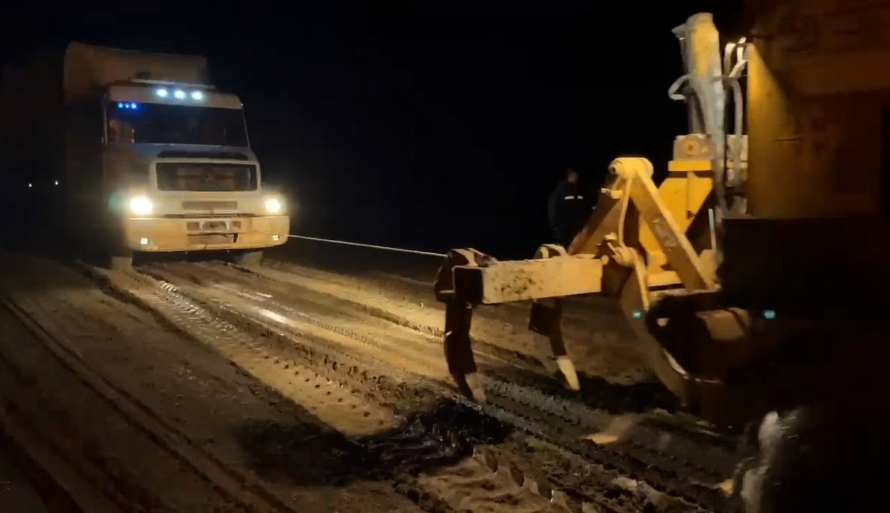 Vialidad Provincial asistió a camiones encajados en Ruta Provincial N°53