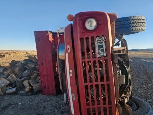 Vialidad Provincial brindó asistencia a un camión volcado sobre la Ruta Nacional N° 40