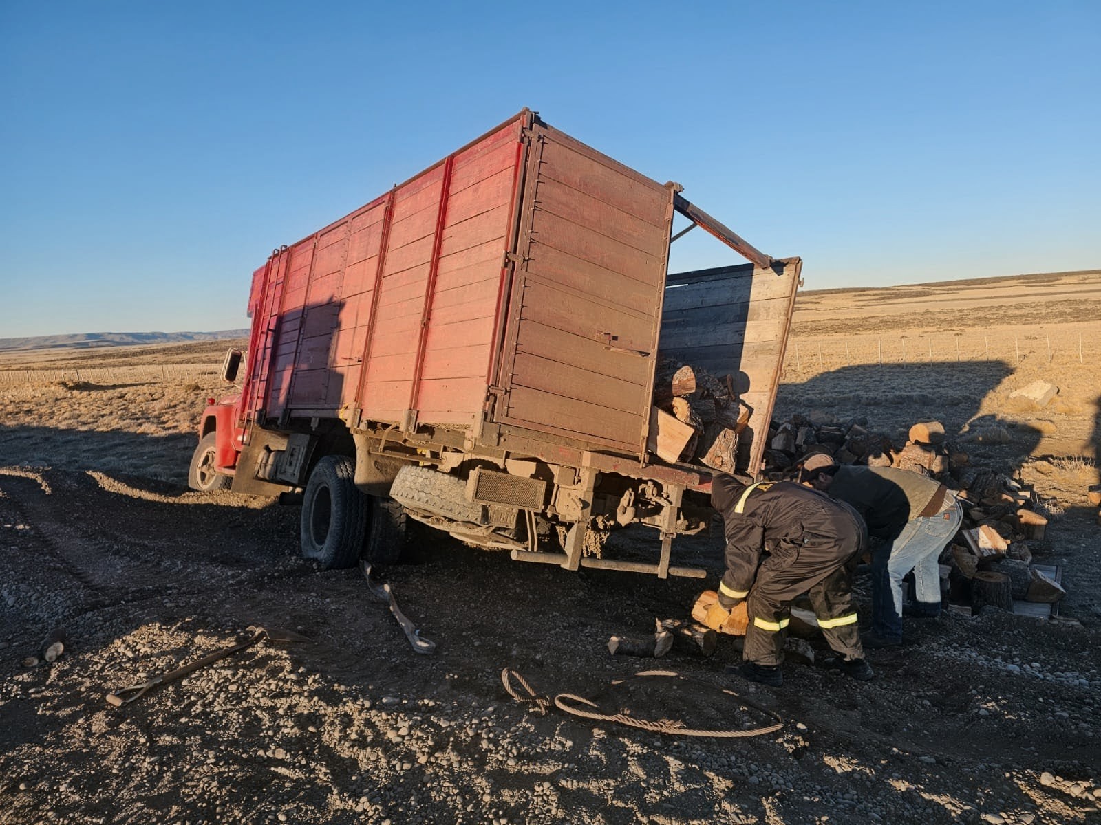 Vialidad Provincial brindó asistencia a un camión volcado sobre la Ruta Nacional N° 40