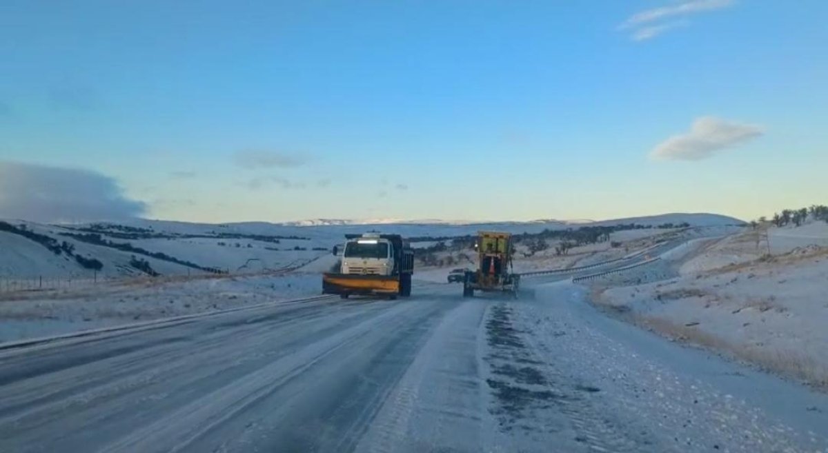 Vialidad Provincial desplegó un amplio operativo tras las nevadas registradas en distintos puntos de Santa Cruz