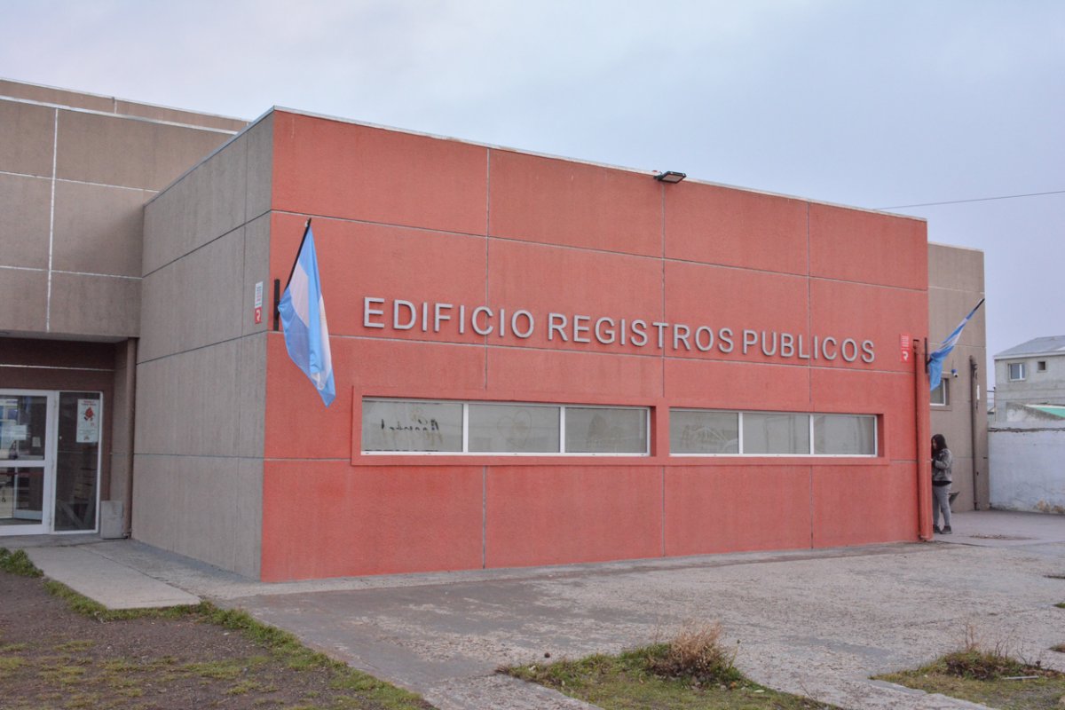 El edificio de los Registros, está ubicado en la intersección de las calles Mariano Moreno y Fagnano.