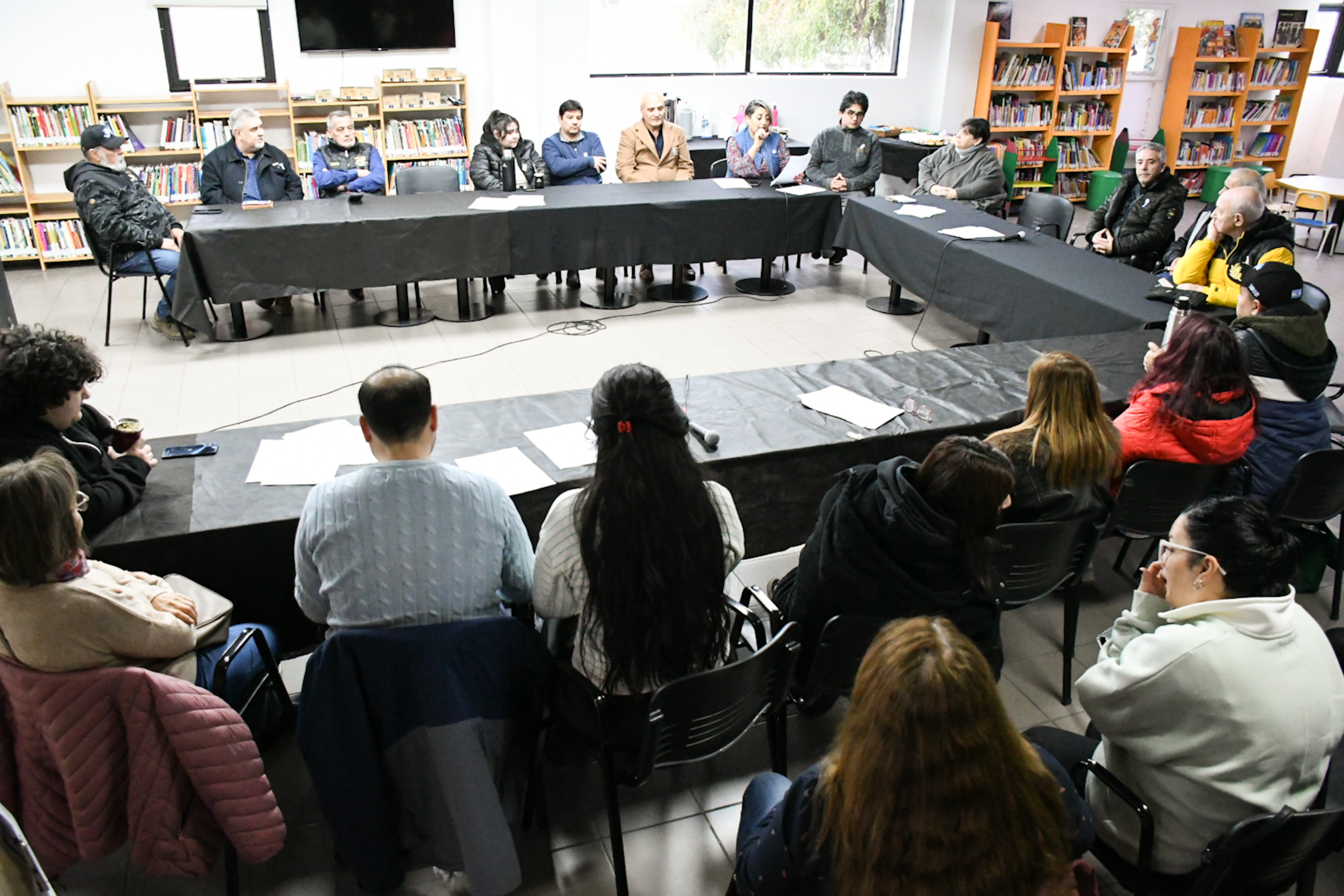 La Biblioteca Provincial cerró el ciclo de cafés literarios sobre Malvinas con memoria y emoción compartida