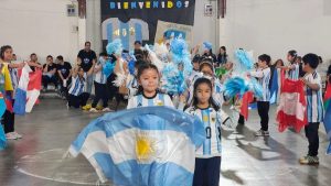 Escuelas rurales de Santa Cruz celebraron la Promesa de Lealtad a la Bandera en un encuentro regional