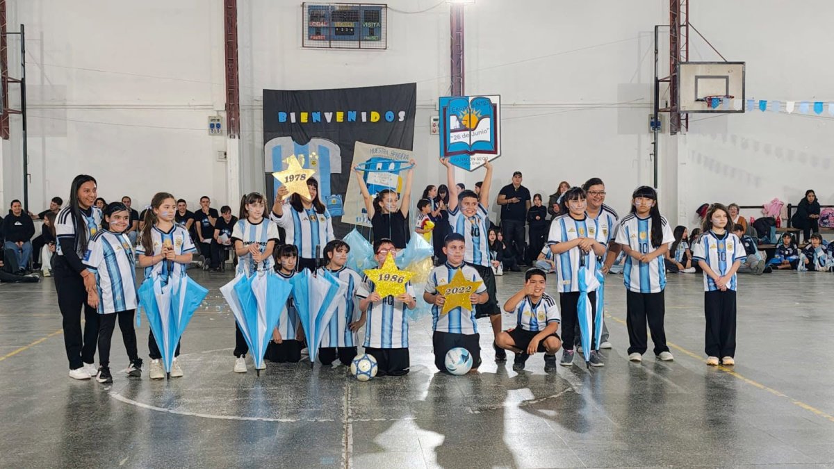Escuelas rurales de Santa Cruz celebraron la Promesa de Lealtad a la Bandera en un encuentro regional