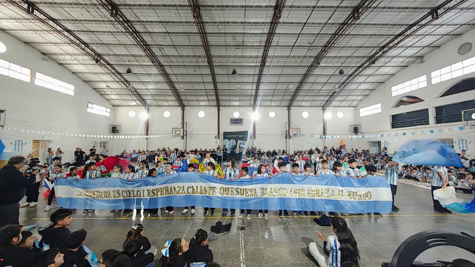 Escuelas rurales de Santa Cruz celebraron la Promesa de Lealtad a la Bandera en un encuentro regional
