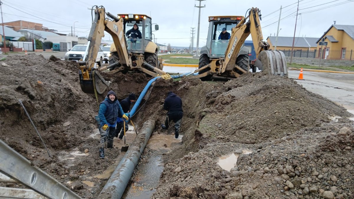 Servicios Públicos realiza tareas para restablecer el normal suministro de agua en barrios de Río Gallegos