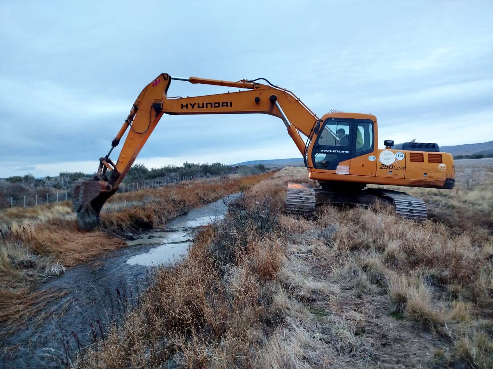 Gobernador Gregores: realizan tareas preventivas de limpieza de desagües para reducir riesgos de inundación
