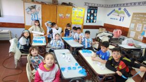 Con pasión y trabajo en equipo, la Escuela Rural Nº 2 de Gobernador Gregores palpita el mundial 2026