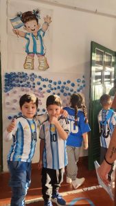 Con pasión y trabajo en equipo, la Escuela Rural Nº 2 de Gobernador Gregores palpita el mundial 2026