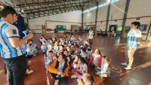 Con pasión y trabajo en equipo, la Escuela Rural Nº 2 de Gobernador Gregores palpita el mundial 2026