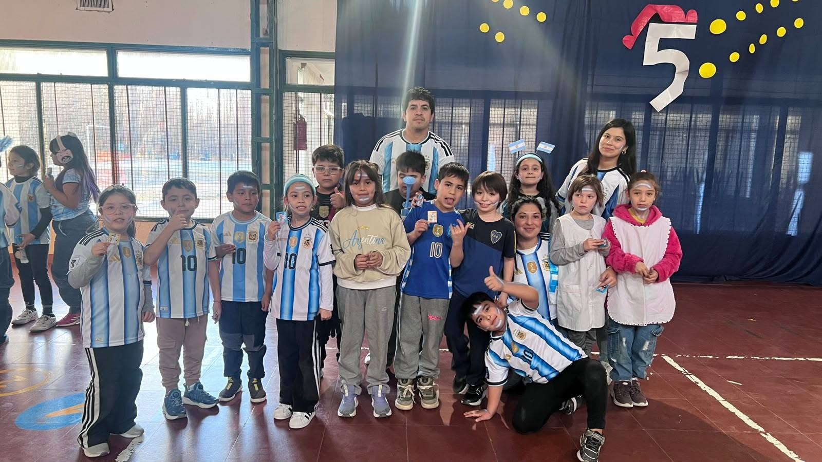 Con pasión y trabajo en equipo, la Escuela Rural Nº 2 de Gobernador Gregores palpita el mundial 2026