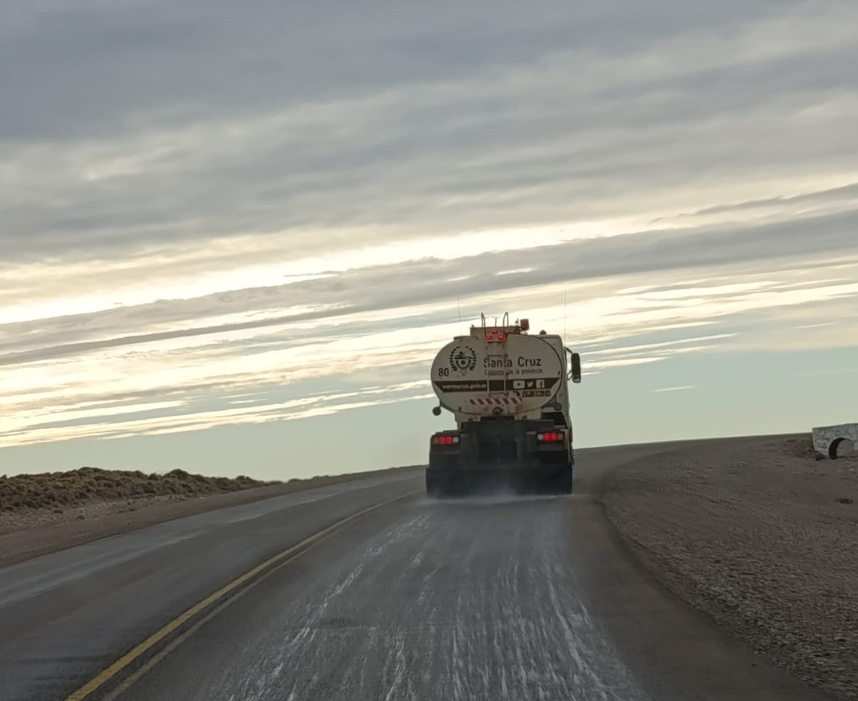 Vialidad Provincial realizó riego de líquido antihielo en rutas de la zona noroeste