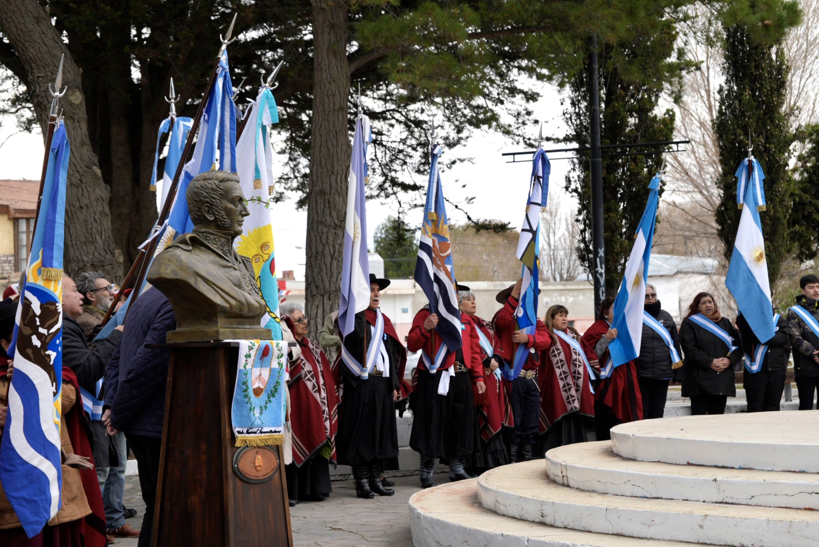 Educación acompañó el homenaje al General Martín Miguel de Güemes en Caleta Olivia