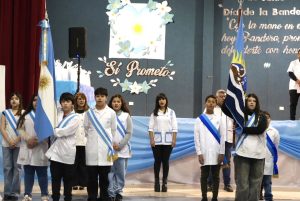 Las banderas de ceremonia en el acto de Caleta Olivia.