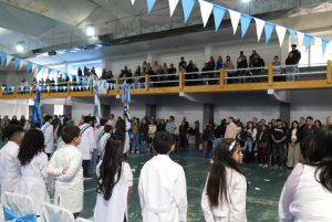 Familias caletenses acompañaron a sus hijos en la promesa a la Bandera.