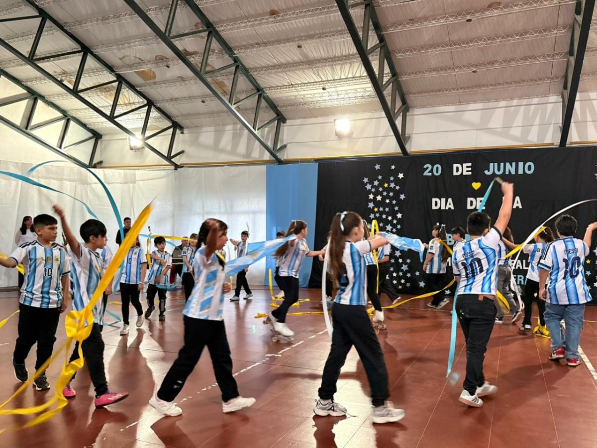 Con emoción y orgullo, estudiantes de escuelas rurales prometieron lealtad a la Bandera