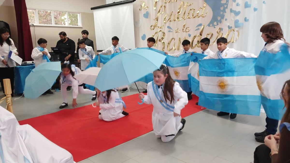 Con emoción y orgullo, estudiantes de escuelas rurales prometieron lealtad a la Bandera