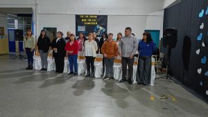 Estudiantes de la modalidad de jóvenes y adultos prometieron lealtad a la bandera nacional
